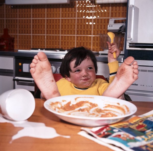 So nicht: Immer mehr Wirte und Hoteliers lassen nur noch Erwachsene rein. Allerdings richtet sich die Maßnahme eigentlich nicht gegen Kinder, sondern gegen die Erziehungsmethoden der Eltern. - © picture alliance / Oscar Poss