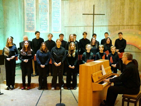 Gute Textverständlichkeit: Die Choristen unter Leitung von Michael Schmidt am Klavier erfreuen mit schwungvollen Weihnachtsliedern. - © Thomas Krügler