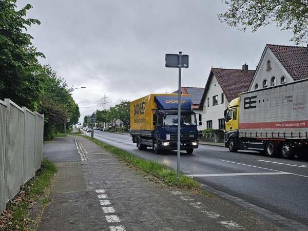 Viel Verkehr fließt über die Bundesstraße B 239 nach Lage oder in die Gegenrichtung nach Detmold. Das hat Spuren hinterlassen, die Fahrbahn wird deshalb vom Marktkauf-Kreisel bis zur Sülterheide in 5 Bauabschnitten saniert. - © Astrid Sewing
