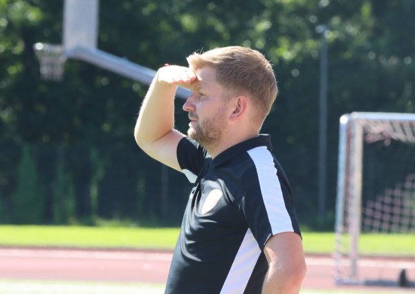 Andre Schröder, zusammen mit Markus Rüschenpöhler Trainer des Post-TSV Detmold, schaut genau hin. - © Sebastian Lucas