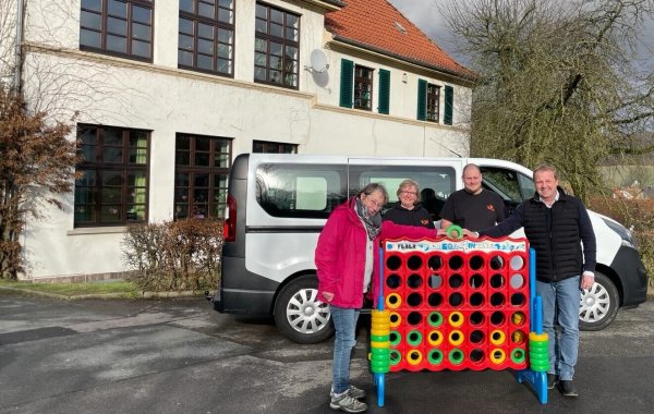 Vier gewinnt – die vier Kommunen der Leader-Region Nordlippe machten die Förderung für das neue Spielmobil möglich. Gemeinsam freuen sich die Vorsitzende des KJK, Christine Heidsiek, mit ihren Mitarbeitenden Jutta Sieker und Kai Bartkowiak sowie Bürgermeister Mario Hecker (von links) vor dem neuen Spielmobil. Im Hintergrund das Gebäude des Jugendzentrums am Schulzentrum Hohenhausen. - © Ina Beckmeier