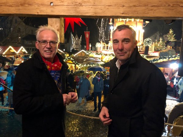 Michael Welslau, Vorsitzender der Werbegemeinschaft (links), und Bürgermeister Dirk Tolkemitt eröffnen den Weihnachtstraum. - © Thomas Reineke