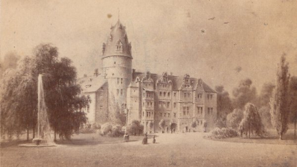 Schloss Detmold mit Fontäne 1866. - © Lippische Landesbibliothek Detmold
