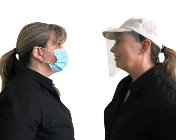 Maren Brettmeier, Marketing-Mitarbeiterin von POS Tuning, trägt links einen textilen Mund-Nasen-Schutz und rechts ein Visier, das das Salzufler Unternehmen hergestellt hat. Fotorechte: Maren Brettmeier - © Maren Brettmeier