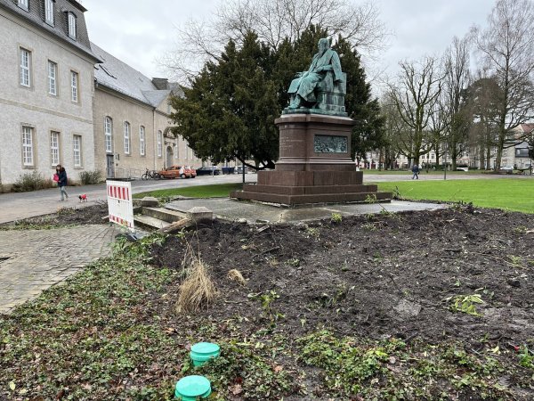 In einigen Beeten auf dem Schlossplatz sind bereits Büsche und andere Pflanzen entfernt worden. Absperrbaken zeugen davon, dass der Umbau bald beginnt. - © Jana Beckmann