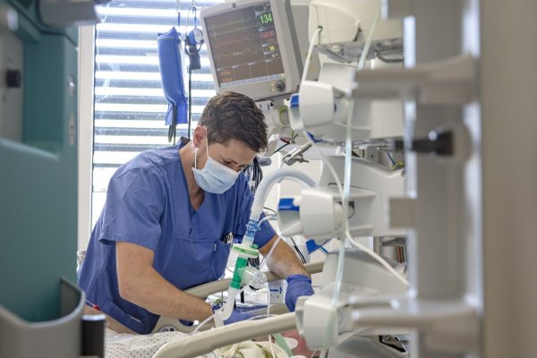Daniel Henne, Mitarbeiter des Klinikums, versorgt einen Patienten auf der Intensivstation. - © Klinikum Lippe