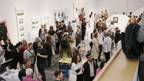 Die Vernissage im Lippischen Landesmuseum im vergangenen Jahr lockte zahlreiche Besucher zur "Detmolder Design Woche". Verschiedene Aussteller hatten hier ihre Exponate präsentiert. Auch in diesem Jahr ist das Landesmuseum wieder Teil der Design-Woche. - © Malte B. Oing