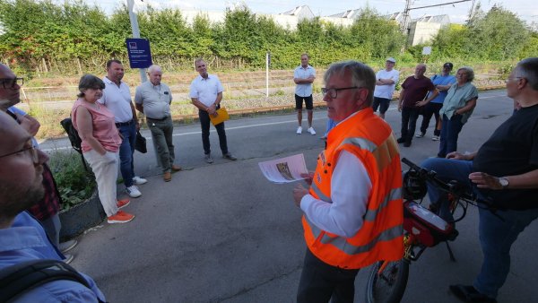 Hans-Peter Kemmler, Abschnittsmanager Westfalen-Lippe der DB Netz, erläutert dem Verkehrsausschuss die Schwierigkeiten und Möglichkeiten Streckenführung am Bahnhof Horn. - © Jost Wolf