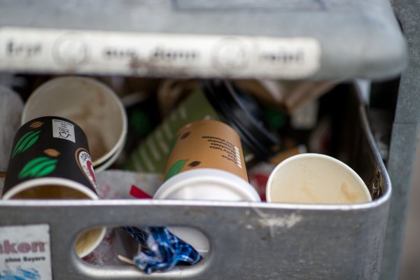 Die Verpackungssteuer soll helfen, dass weniger Einweg-Geschirr - wie hier Kaffeebecher - im Müll landet. - © Daniel Karmann/dpa