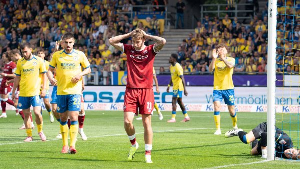 Joel Grodowski fasst sich nach einer Bielefelder Torchance mit beiden Händen an den Kopf. Der Arminia-Angreifer war im ersten Durchgang ein Aktivposten. Dennoch blieb er in der Pause in der Kabine. Trainer Mitch Kniat wollte einem drohenden Platzverweis vorbeugen. - © IMAGO/Eibner