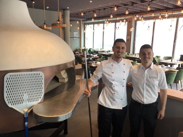 Die Brüder Admir (links) und Alion Isufaj haben sich mit dem neuen Restaurant "Il Gusto" in den ehemaligen Räumen der Commerzbank selbstständig gemacht. - © Thomas Reineke