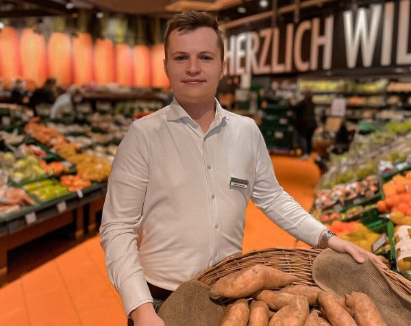 Luca Konrad leitet mit 26 Jahren den Marktkauf in der  Zuckerstadt. - © EDEKA Rhein-Ruhr