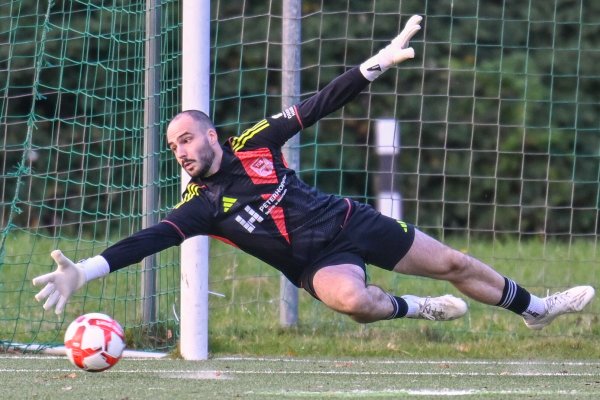 Riesenchance für Ahmsen: Der Lipperreiher Torhüter Simon Danne muss nicht eingreifen. Der Ball geht knapp am Tor vorbei. - © EGON PENNER