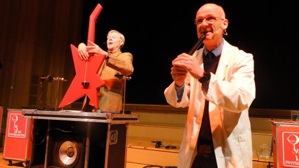 Ein lustiges Duo (von links): Show-Moderator "Herr Rainer" (Schauspieler Rainer Grünebaum) liefert sich mit "Professor Liebermann" (Comedian Engelbert Cobelun) witzige Wortgefechte. Dabei führen sie eindrucksvolle physikalische Experimente vor wie "Musik machen mit einem Laserstrahl". (Foto: Hajo Gärtner) - © Hajo Gärtner