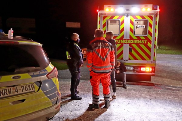 Rettungssanitäter und Daniel Dreyer (links) sorgen sich um den Gesundheitszustand eines 22-Jährigen (rechts, sitzend). Wenig später zeigt er völlig ohne Behandlung keine Symptome mehr. - © Knut Dinter