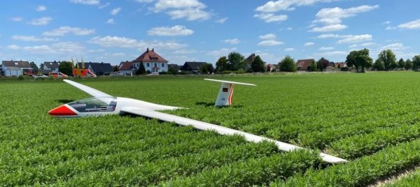 Der Pilot wurde bei der Landung nicht verletzt. - © Freiwillige Feuerwehr Lage