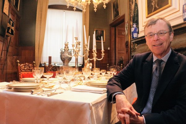Stephan Prinz zur Lippe nimmt an der festlich geschmückten Tafel Platz. Die Fürstenfamilie speist zum Weihnachtsfest ähnlich feierlich wie im Jahr 1907. - © Janet König