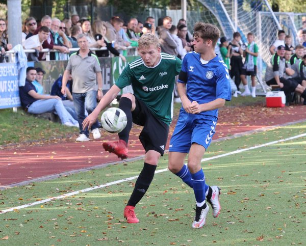 Schlangens Kevin Jay Baumeister (rechts) kommt im Ortsderby gegen die Sportfreunde Oesterholz-Kohlstädt, hier Jerome Bernet, einen Schritt zu spät. - © Paul Cohen