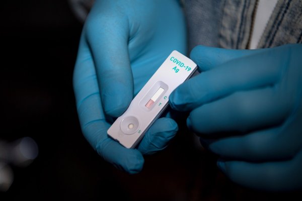 Antigen-Schnelltests dürfen frei verkauft werden, drei Präparate sind dafür freigegeben worden. In Apotheken werden sie voraussichtlich in ein bis zwei Wochen verfügbar sein. - © ina Schuldt/dpa