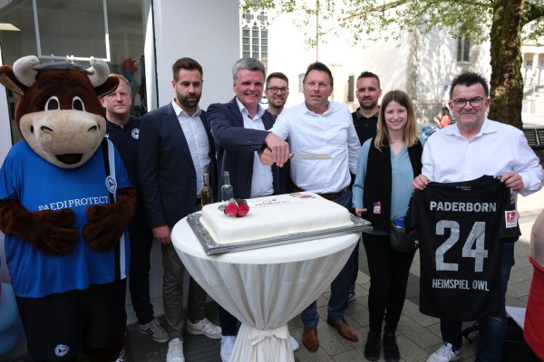 Heimspiel im "Heimspiel": (von links) Marc-Oliver Schuster und Nico Luft (Arminia Bielefeld). Dirk Mahlitz (Stadtsportverband), Steffen Tegeler (TBV Lemgo), Bürgermeister Frank Hilker, Andreas Sukop (TBV Lemgo), Franziska Rautauoma (Geschäftsführerin HSG Blomberg), Martin Hornberger (Geschäftsführer SC Paderborn 07). - © Sven Koch