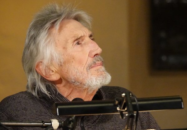 Die Stimme von Robert de Niro: Christian Brückner, hier in der Marktkirche Lage. - © Axel Bürger