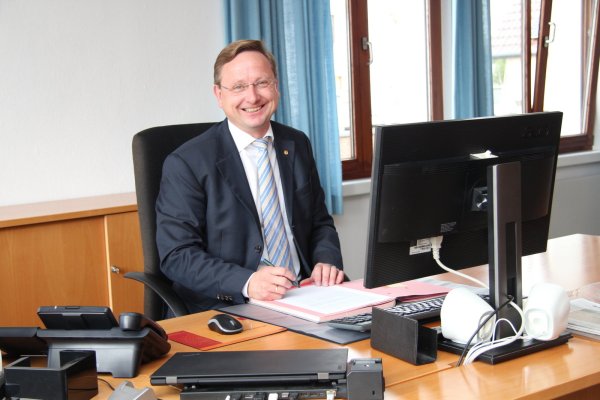 Dieses Archivbild zeigt Augustdorfs Ex-Bürgermeister Dr. Andreas Wulf in seinem alten Büro im Rathaus. - © Nadine Uphoff