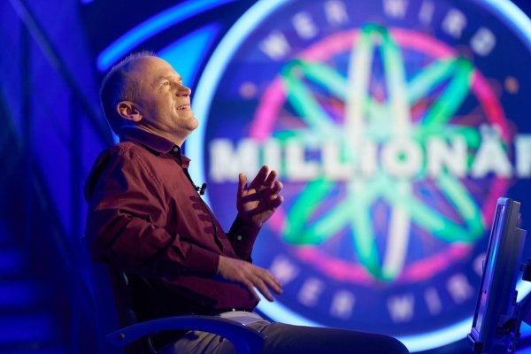 Andy Sischka aus Bielefeld steht bei "Wer wird Millionär?" vor der 125.000-Euro-Frage. - © RTL / Guido Engels