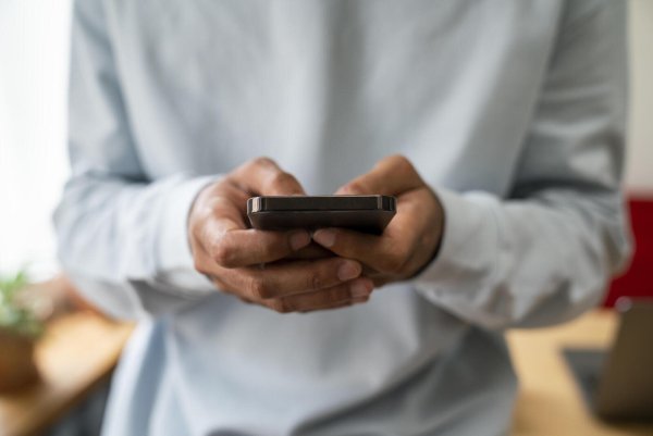 Die „Legal-Techs“ sind online erreichbar und spezialisieren sich auf bestimmte Standardfälle. - © picture alliance / Westend61