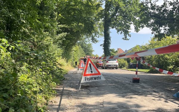 Die Feuerwehr hat das betroffene Haus weiträumig abgesperrt. - © Feuerwehr Lage