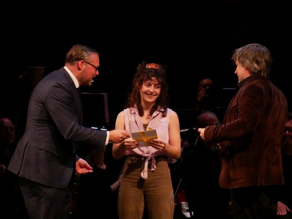 Theaterpreis Schauspiel für Stella Hanheide. Max Giesdorf (links) und Jan Steinbach überreichen Stella Hanheide den Theaterpreis. - © Thomas Krügler