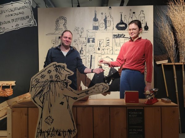 Museumsleiter Fabian Schröder und Volontärin Helene Steinke zeigen die liebevoll gestalteten Kulissen der Austellung. - © Vasco Stemmer