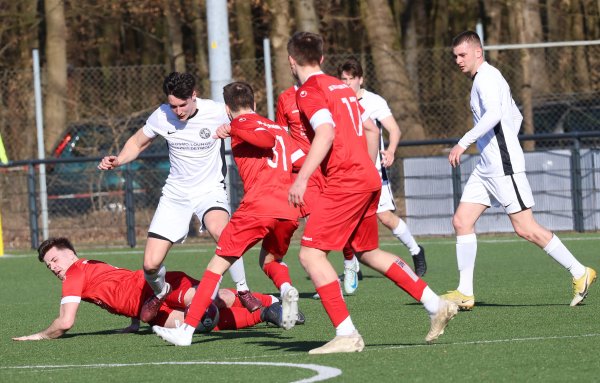 Brakelsieks Rhys Dunning liegt am Boden, hier im Duell mit Lennart Lopsien vom SV Diestelbruch-Mosenbeck. Nummer 31: Thore Wolf. - © Paul Cohen
