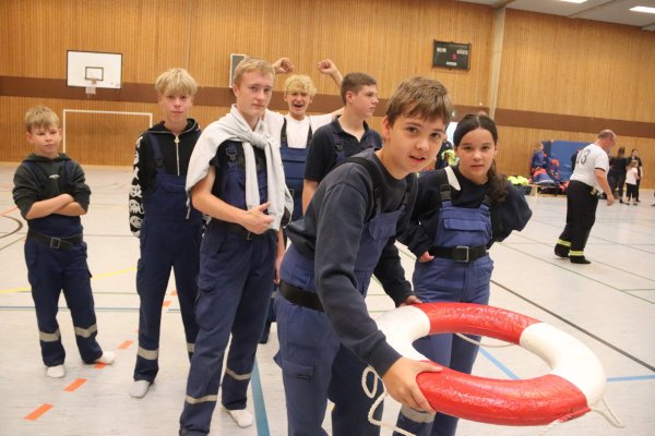 Wer trifft das Ziel? Beim Rettungsring-Werfen war Geschicklichkeit gefragt. Hier versuchen die Mitglieder der Gruppe Oerlinghausen II ihr Glück. Foto: Knut Dinter - © Knut Dinter