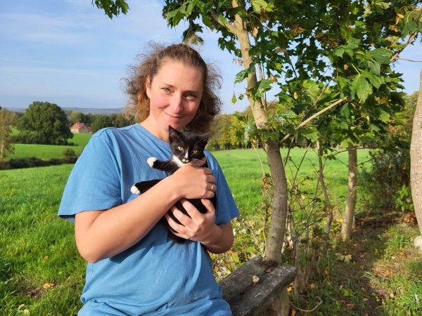 Silke Bergemann mit Katze Smokey, die in der ersten Jahreshälfte zu ihr kam. - © Freya Köhring
