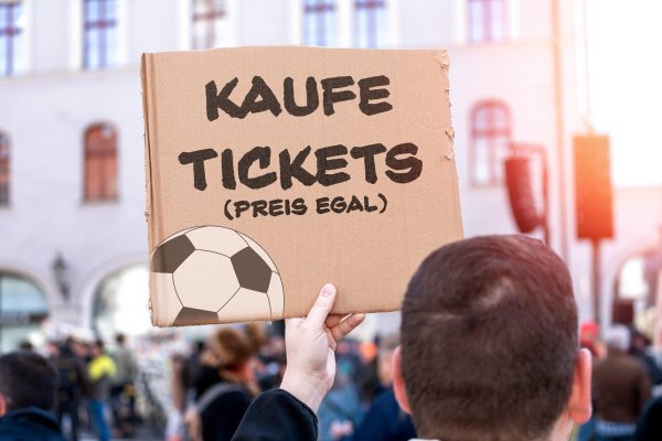 Viele Arminia-Fans wollen in Berlin dabei sein. Bei dem Ticketverkauf des DFB sind viele von ihnen leer ausgegangen. - © picture alliance / CHROMORANGE