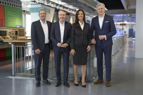 Mit dem Wachstumskurs der Verbund-Volksbank OWL ist der Vorstand mit (von links) dem stellvertretenden Vorsitzenden Thorsten Wolff, Frank Sievert, Ina Kreimer sowie dem Vorsitzenden Ansgar Käter sehr zufrieden. - © Verbund-Volksbank OWL