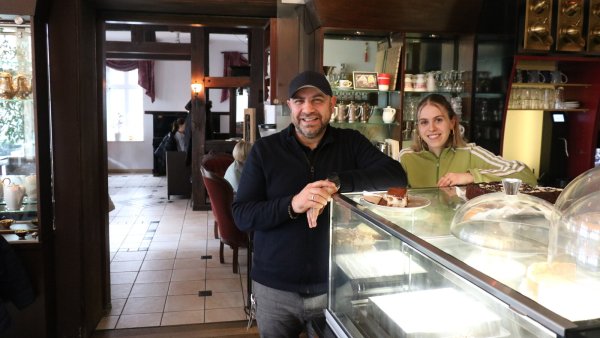Ahmet Pehlivan steht mit seiner Mitarbeiterin Emma Niederstebruch im "Café Cup" an der Exterstraße. - © Alexandra Schaller