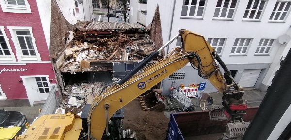 Das war's: Ein großer Bagger reißt von der Mauerstraße aus die Reste weg. Durch die Lücke kann man bis zum Oberntorwall schauen. - © privat