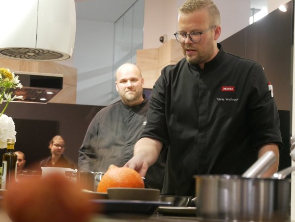 Tobias Wulfmeyer kocht mit den neuen Töpfen von Miele. - © Jemima Wittig