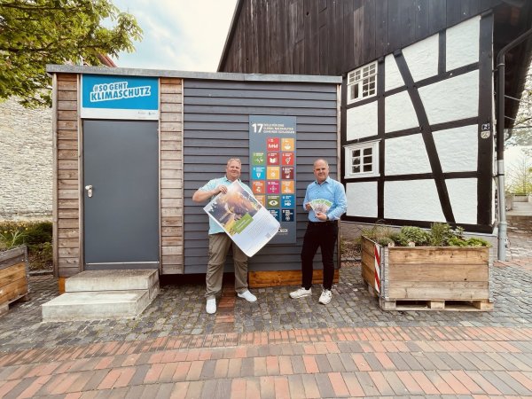 Bürgermeister Marcus Püster (rechts) und Klimaschutzmanager Henning Schwarze hoffen auf möglichst viele Bewerbungen für den Westenergie Klimaschutzpreis. - © Gemeide Schlangen