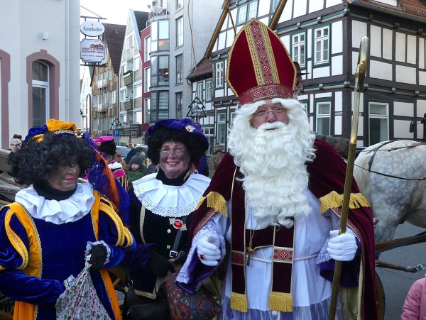 Bei schönstem Winterwetter zieht Sint Nicolaas mit seinen "schwarzen Pieten" durch Blomberg und begeistert die Besucher. - © Rudi Rudolph