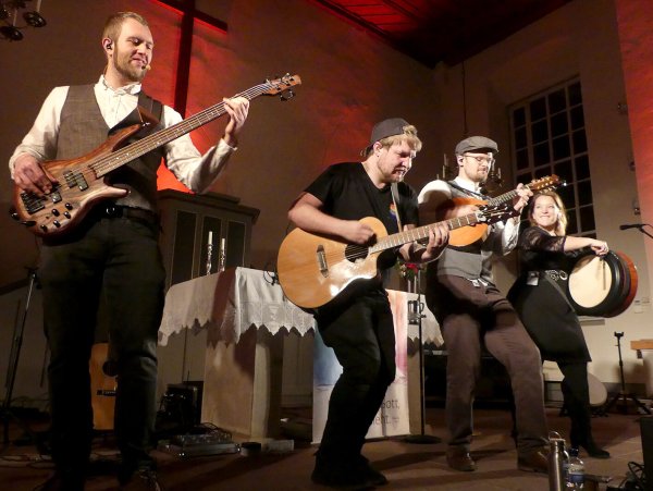 Begeistert in Alverdissen: Die „Kilkenny Band“ mit Dennis Fehlauer, Shawn Hellmann, Jascha Kemper und Julie Ann Cimino-Boyle (von links). - © Rudi Rudolph