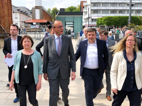 Friedrich Merz (Dritter von links) auf seinem Weg zur Konzerthalle in Bad Salzuflen. Rechts neben ihm gehen der lippische CDU-Vorsitzende Lars Brakhage und die CDU-Kandidatin für den Wahlkreis Lippe II, Christiane Thiel. Links neben Merz befindet sich die Spitzenkandidatin der CDU OWL für die Landtagswahl, Bianca Winkelmann (Rahden). - © Thomas Reineke