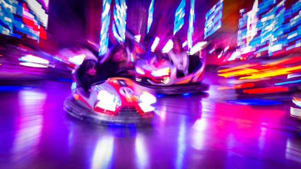 Zur Eröffnung der Andreasmesse am Mittwoch hieß es 15 Minuten lang "freie Fahrt" an den Fahrgeschäften auf dem Kronenplatz. - © Raphael Bartling