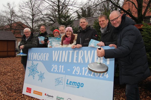 Jörg Strangfeld (Strangfeld Druck, von links), Heiko Marx (Lemgo Marketing), Gastronom Uwe Keuneke, Ralf Fuhrmann (Sparkasse Lemgo), Maren Staczan (Stadtwerke Lemgo), Christoph Vieregge (Lemgo Marketing), Jens Klusmeier (Lippische Landesbrandversicherung) und Christoph Knobloch (cts Reisen) freuen sich auf die kommende Lemgoer Winterwelt. - © Nadine Uphoff