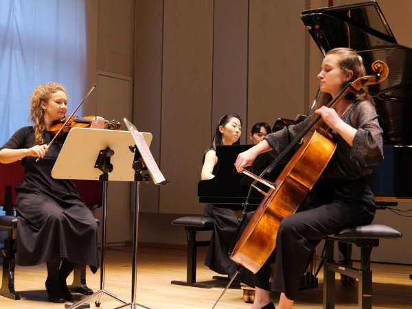 Facettenreich: Das Kaleido-Trio mit Kornelia Figielska (Geige), Kanami Ito (Klavier) und Aneta Stefánska (Cello) musiziert auf höchstem Niveau. - © Thomas Krügler