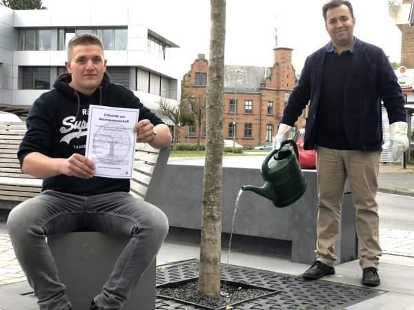 Hendrik Wolter (links) vom Bauhof hat Lemgos erste Baumpatenschafts-Urkunde mitgebracht. Verdient hat sie Sven-Eric Bierhenke, der sich ehrenamtlich um die beiden Eschen am Ostertor kümmern möchte. Foto: Till Brand - © Till Brand