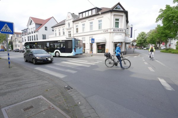 Dank eines Lichtsignals an dem neu geplanten Kreisverkehr soll der Busverkehr auf der Ecke Hermannstraße und Elisabethstraße künftig besser fließen. - © Archivfoto: Jost Wolf