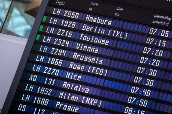 Reisebüros buchen häufig um. - © dpa