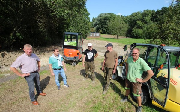 Hier wird's noch grüner und bunter, wissen Extertals Bürgermeister Frank Meier (von links), Eckhard Paulmann vom Bauamt sowie Leon Hubel, Carsten Thomas und Michael Winter von den beteiligten Garten- und Landschaftsbaufirmen. - © Jens Rademacher